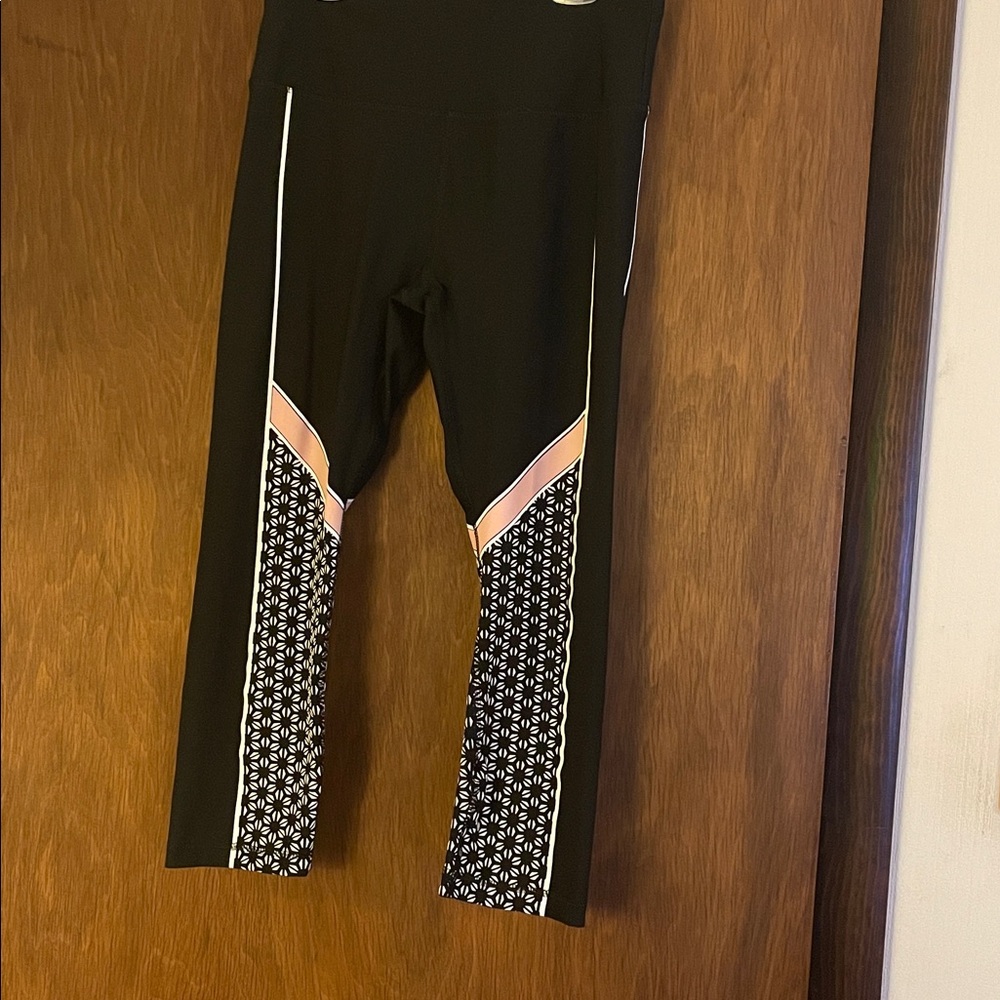 Black and Pink Patterned Leggings 🌸🖤 - Picture 4 of 12